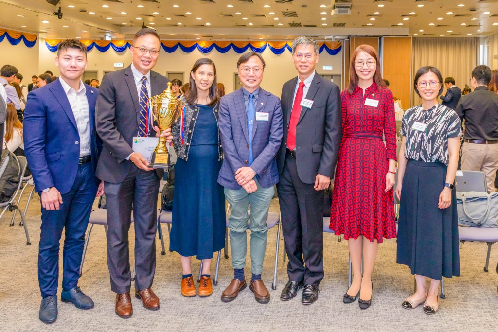 樂道中學榮獲賽馬會「混合式學習」、優異學校大獎。