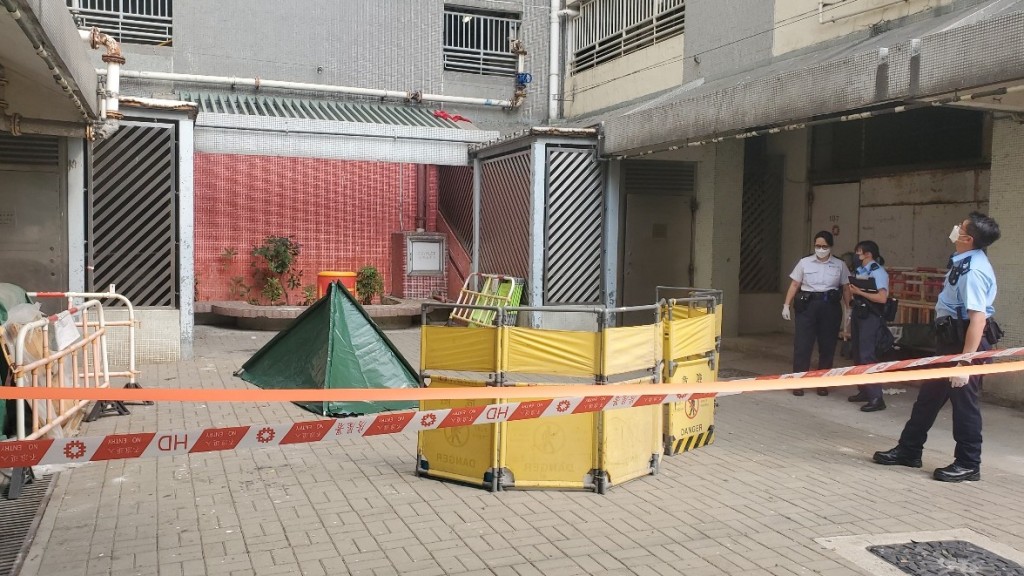 女子墮樓當場身亡。楊偉亨攝