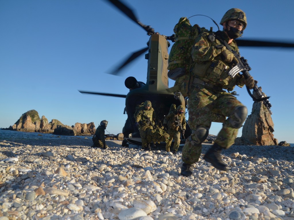 日本自衞隊派出直升機參與兩棲作戰訓練。互聯網圖片