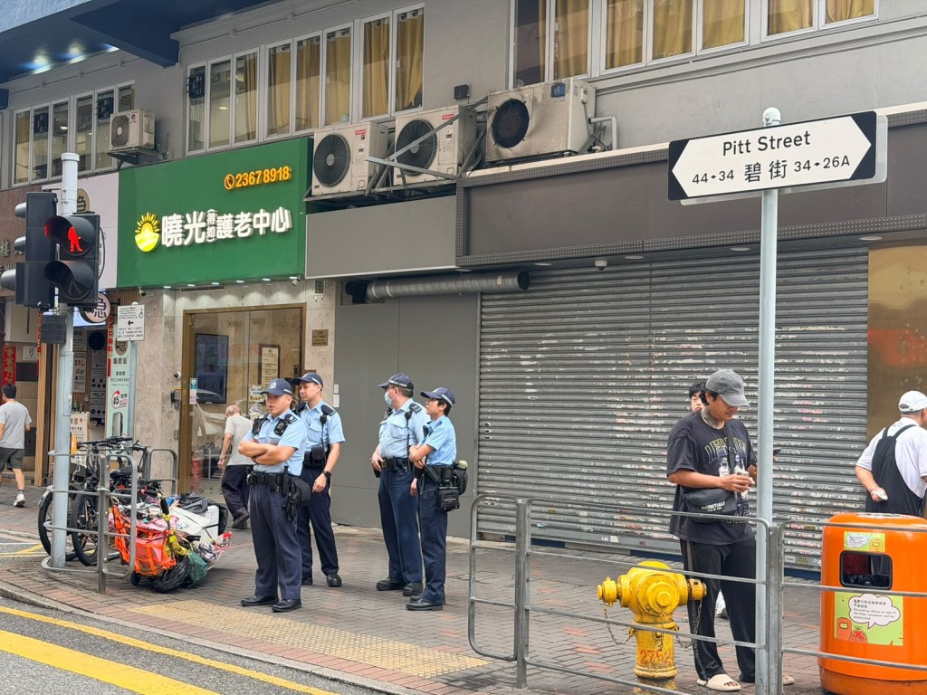 大批警員在油麻地街頭戒備。 大批警員在油麻地街頭戒備。