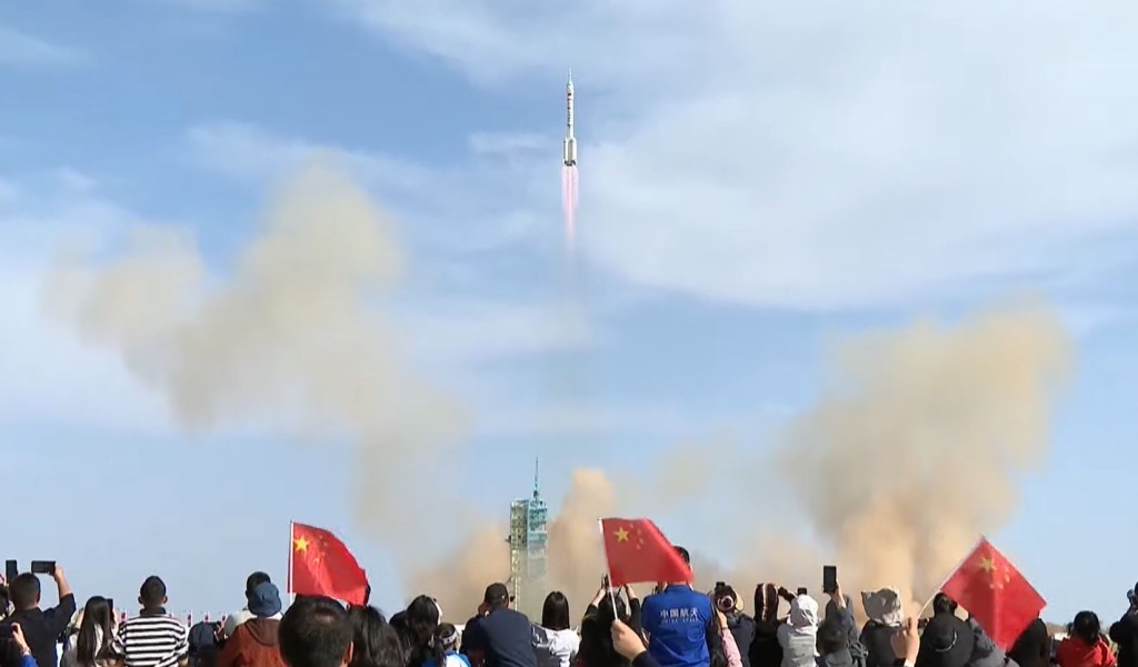 神舟二十號載人飛船發射升空。央視截圖