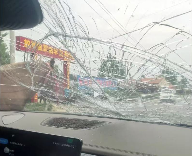 私家車玻璃被撞碎。