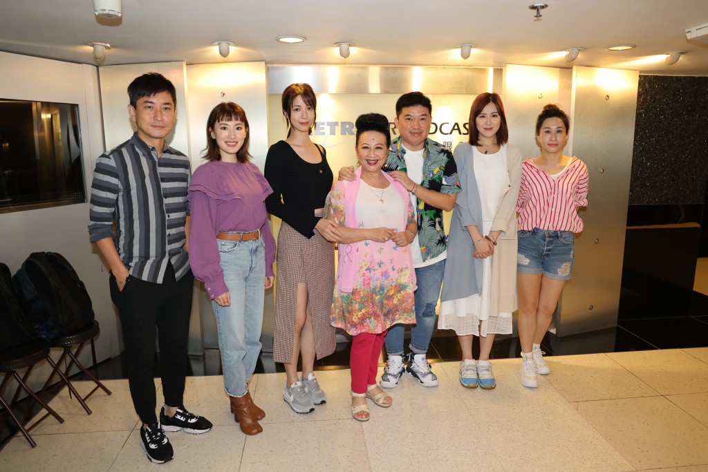 葉念琛與台慶劇《美麗戰場》主演蔣家旻、劉佩玥及陳曉華今日到電台接受薛家燕訪問。