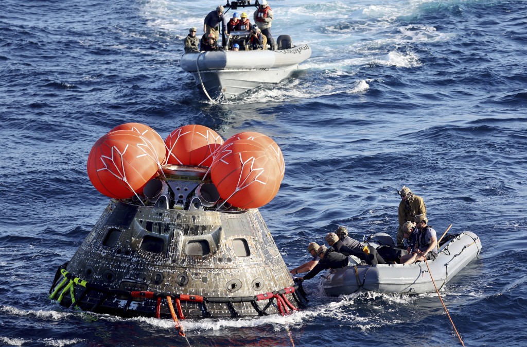 工作人員回收「獵戶座」太空船。AP