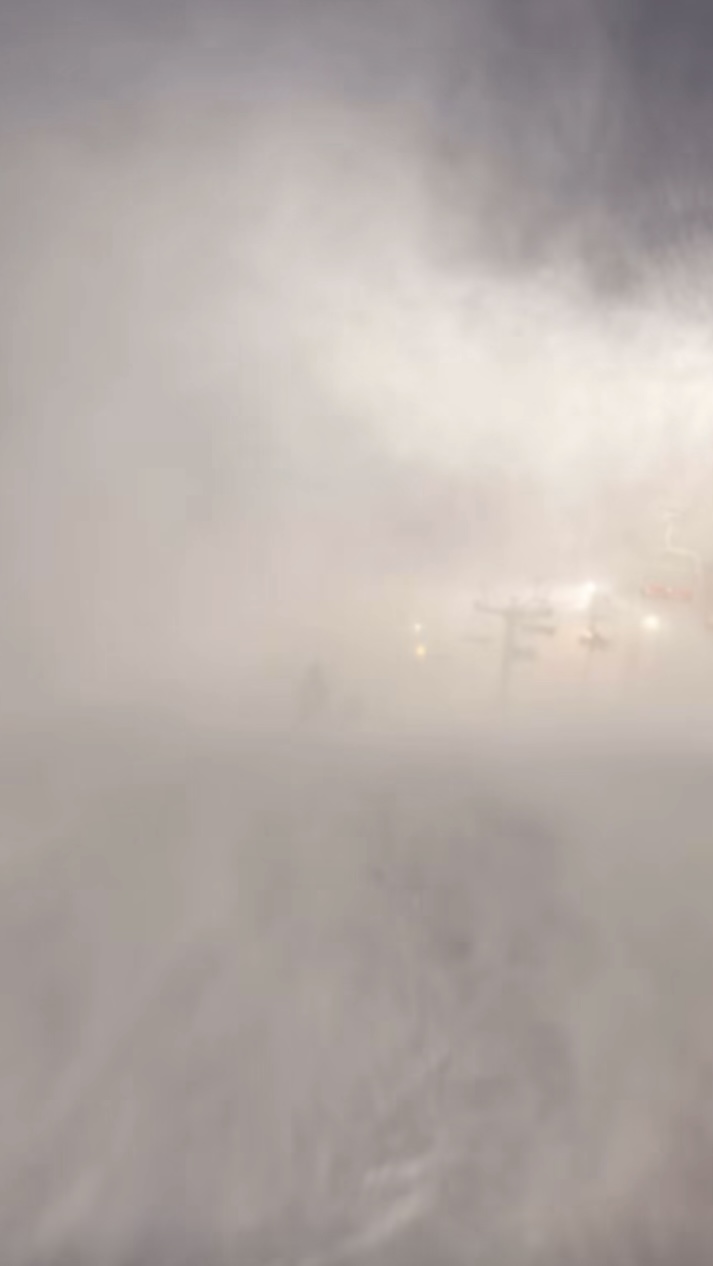 傍晚風雪吹至富良野，幾乎伸手不見五指。 Threads @jwa.hokkaido