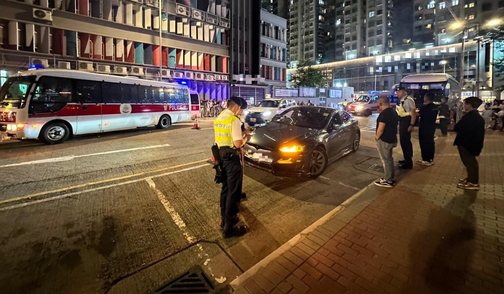 警方在萬聖節期間於西九龍區內娛樂場所重點打擊青少年濫藥及涉及與車輛使用有關的罪案。警方圖片 警方在萬聖節期間於西九龍區內娛樂場所重點打擊青少年濫藥及涉及與車輛使用有關的罪案。警方圖片