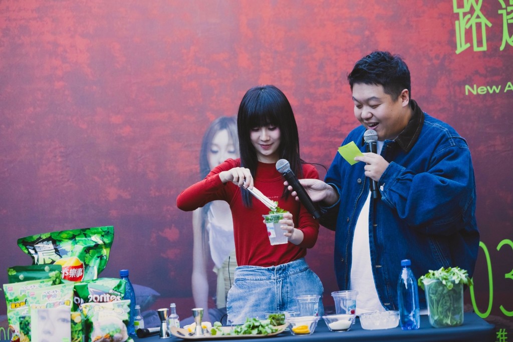 這次路邊野餐,白安晒自己非常喜歡,最具話題性的美食「香菜」(芫荽)。 這次路邊野餐,白安晒自己非常喜歡,最具話題性的美食「香菜」(芫荽)。