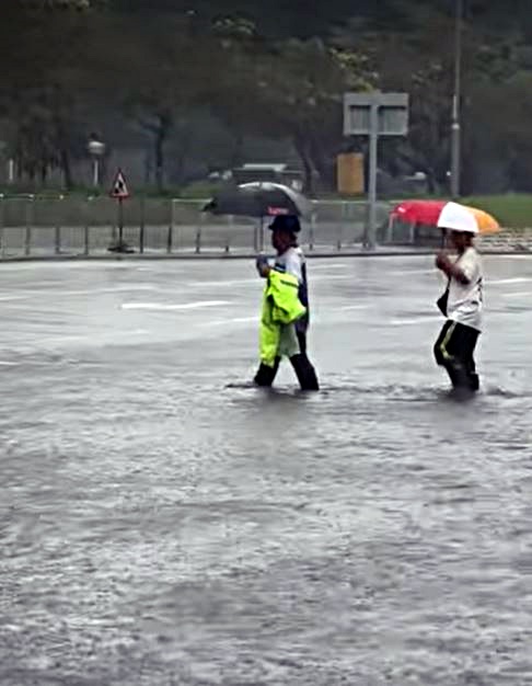 天水圍到天慈個邊馬路嚴重水浸。網圖 天水圍到天慈個邊馬路嚴重水浸。網圖