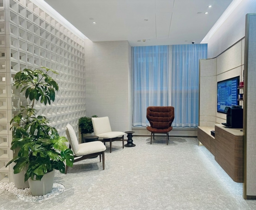 分行内增设休憩区，装潢融入艺术气息及浓厚新加坡特色，营造出有温度、有品味的空间体验。