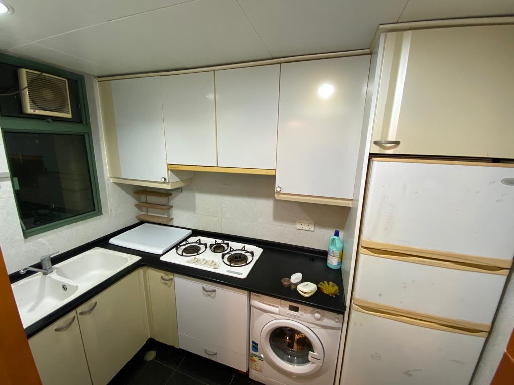 廚房煮食位置為L形設計，並置有多組廚櫃。