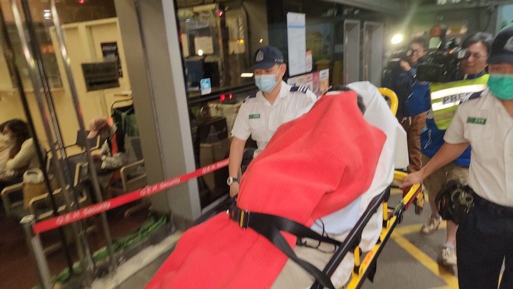 女途人被擊中頭部受傷送院。 女途人被擊中頭部受傷送院。