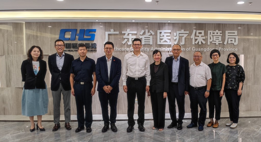 勞工及福利局副局長何啟明（左四），上周二帶同醫務衞生局及社會福利署代表，到廣州與廣東省醫保局會面。（何啟明fb）