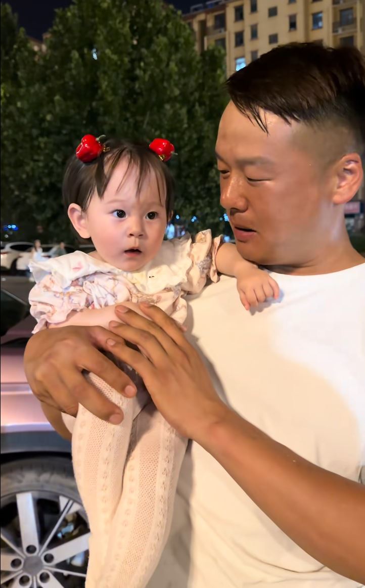 「沙河小東」抱著被父母遺下的女幼童，一副慈父樣子。抖音