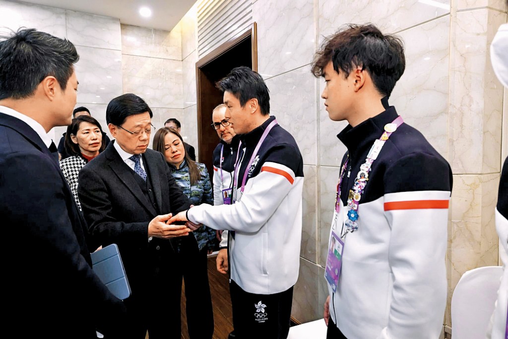 行政長官李家超到運動員村,探望受傷球員。