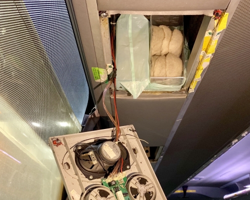 懷疑走私燕窩收藏在車廂風槽。
