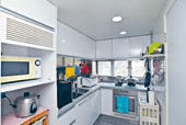 廚房設有大窗戶，透光舒適，方便備餐。