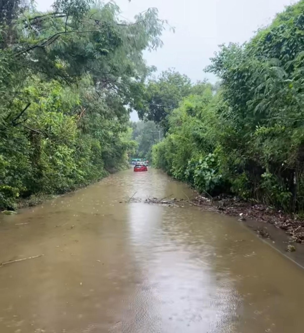 粉錦公路被水淹浸，有私家車被困。fb馬路的事 (即時交通資訊台)圖片