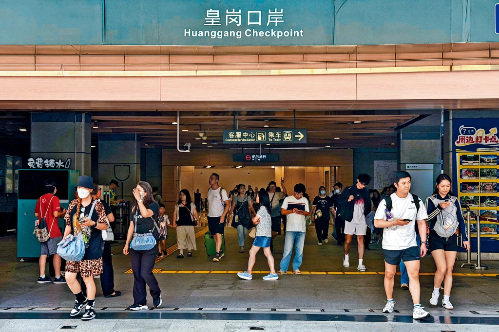 新皇崗口岸昨日迎來開通後首個周末，亦適逢重陽節3天小長假首日，出入境人流不絕。