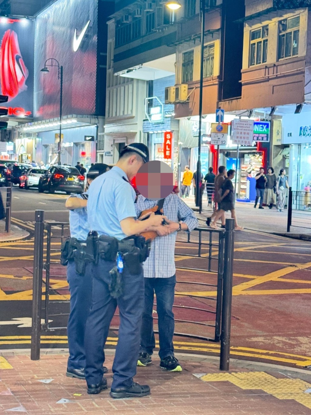 警員接報後到場調查。Threads 警員接報後到場調查。Threads