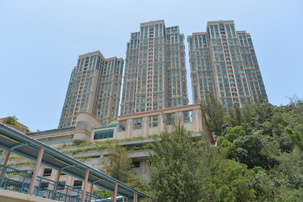 深井浪翠園4期13座低層F室，實用面積435方呎，以428萬元成交。