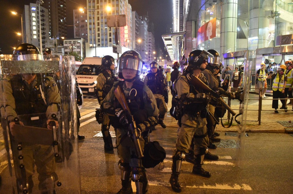 防暴警察驅散。
