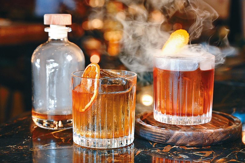 喜歡煙燻氣味的話,不妨一試加入橡木燻過的Calaveras和Mezcal Negroni,層次豐富,香味撲鼻。