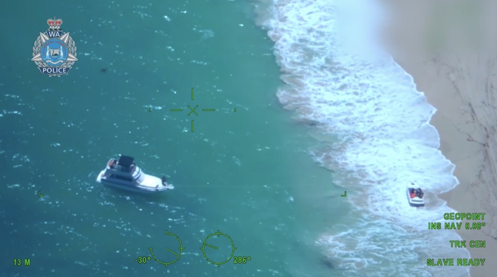 毒贩坐游艇出海取货，全程被警方监视。