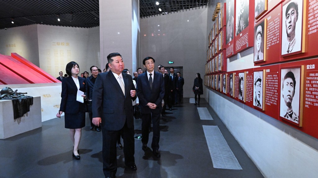王沪宁陪同金正恩参观抗美援朝纪念馆。 新华社