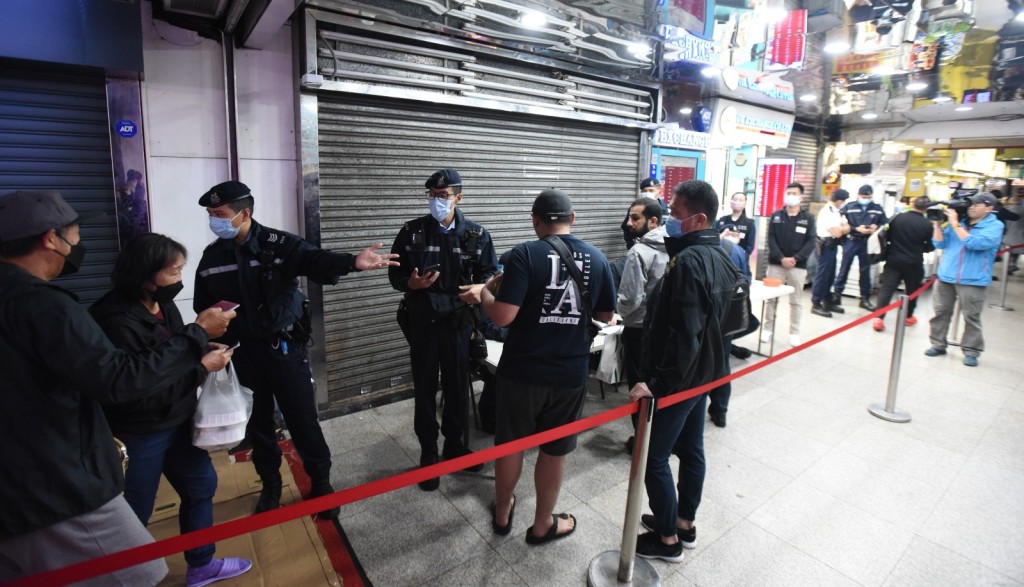 警方聯同入境處在尖沙嘴重慶大廈打擊黑社會及黑工。黃文威攝