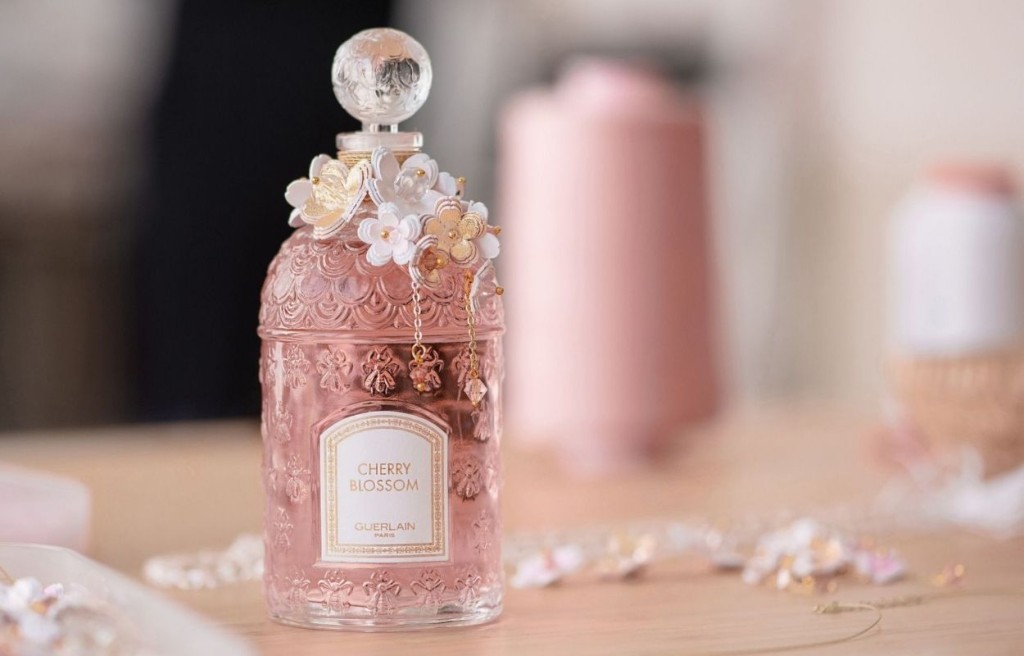 Guerlain全新珍藏版缕金雪樱(淡香氛) /$$5,300/套（125ml+30ml），全球限量推出2,466套。香氛糅合杏仁、樱桃和粉质紫丁香前调，之后是轻盈的茉莉花香，最后散发一阵轻如羽毛的白麝香。