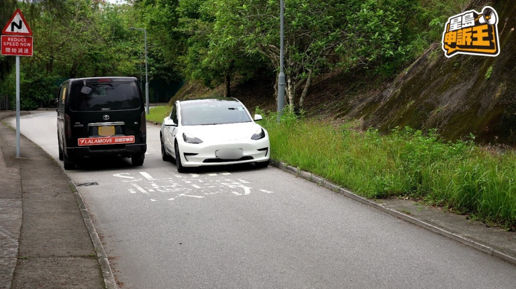 鹿頸路屬郊區,有不少單線雙程路段,經常出現兩車相迎的情況。 鹿頸路屬郊區,有不少單線雙程路段,經常出現兩車相迎的情況。