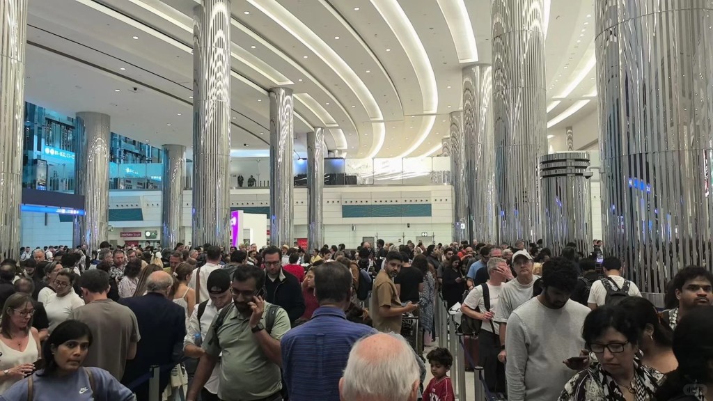 杜拜机场紧急关闭后，大量旅客滞留机场。小红书＠小小闲看世界