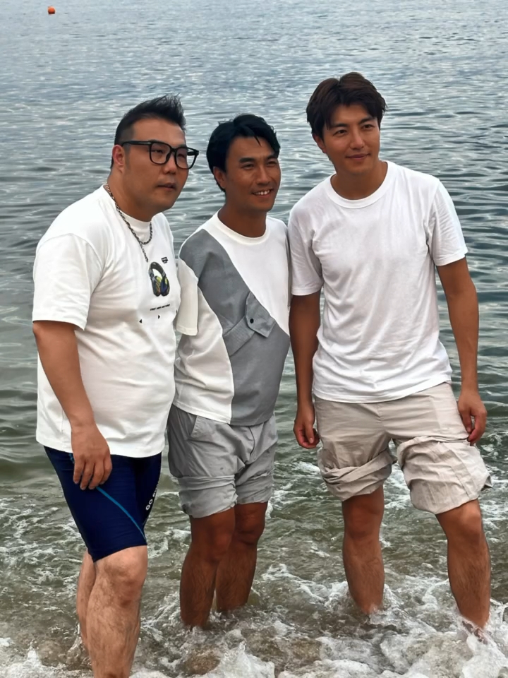 劉洋與李金凱孖公仔齊齊出入。 劉洋與李金凱孖公仔齊齊出入。