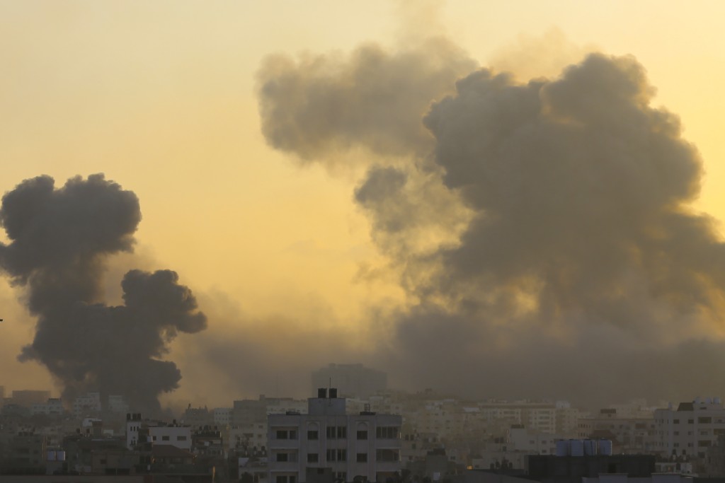 以軍持續空襲加沙城，當地冒出大量濃煙。美聯社