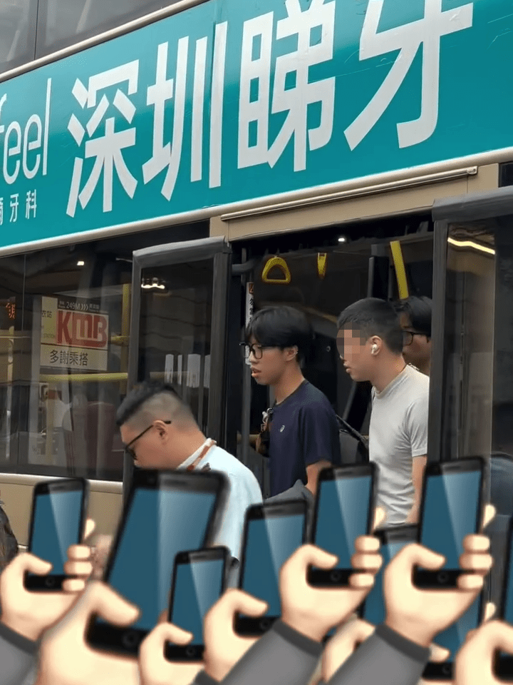雙方先後落車。 雙方先後落車。