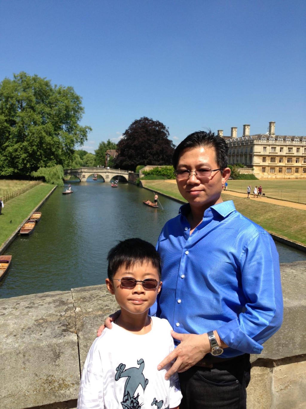 跟兒子參觀劍橋大學的照片，至今仍是嚴博士的電腦wallpaper。（圖片來源：受訪者提供）