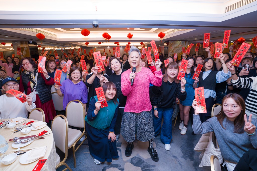 杰少与大约300位歌迷合照。