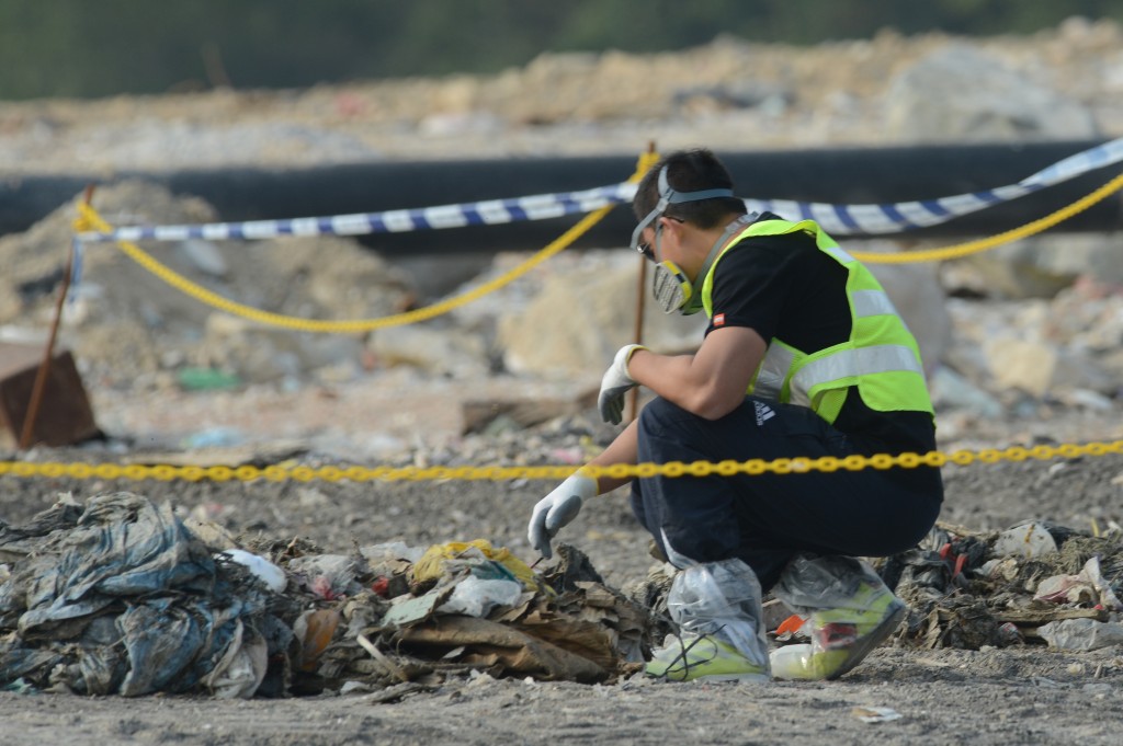 警方揭发凯晴母亲说谎后，有人承认已弃置尸体，警方连续十日在将军澳堆填区翻摷垃圾找寻。(资料图片)