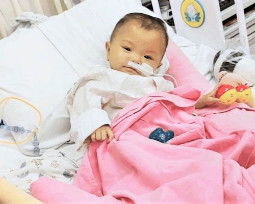 悅悅媽媽今早發文指，女兒昨晚7時許心跳曾兩度停頓。「CoKa.Kona Baby」FB