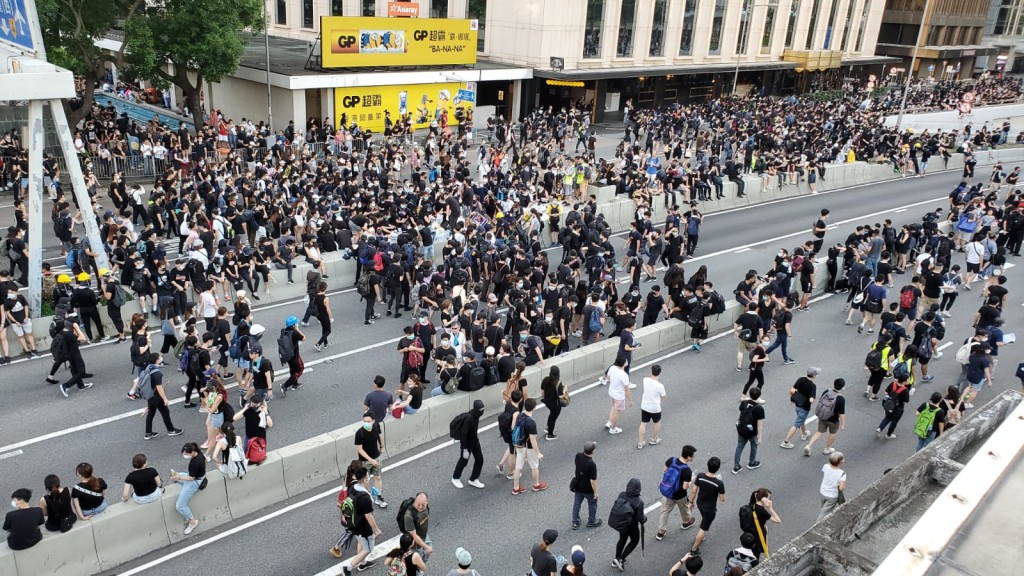 示威者佔據大會堂外干諾道中