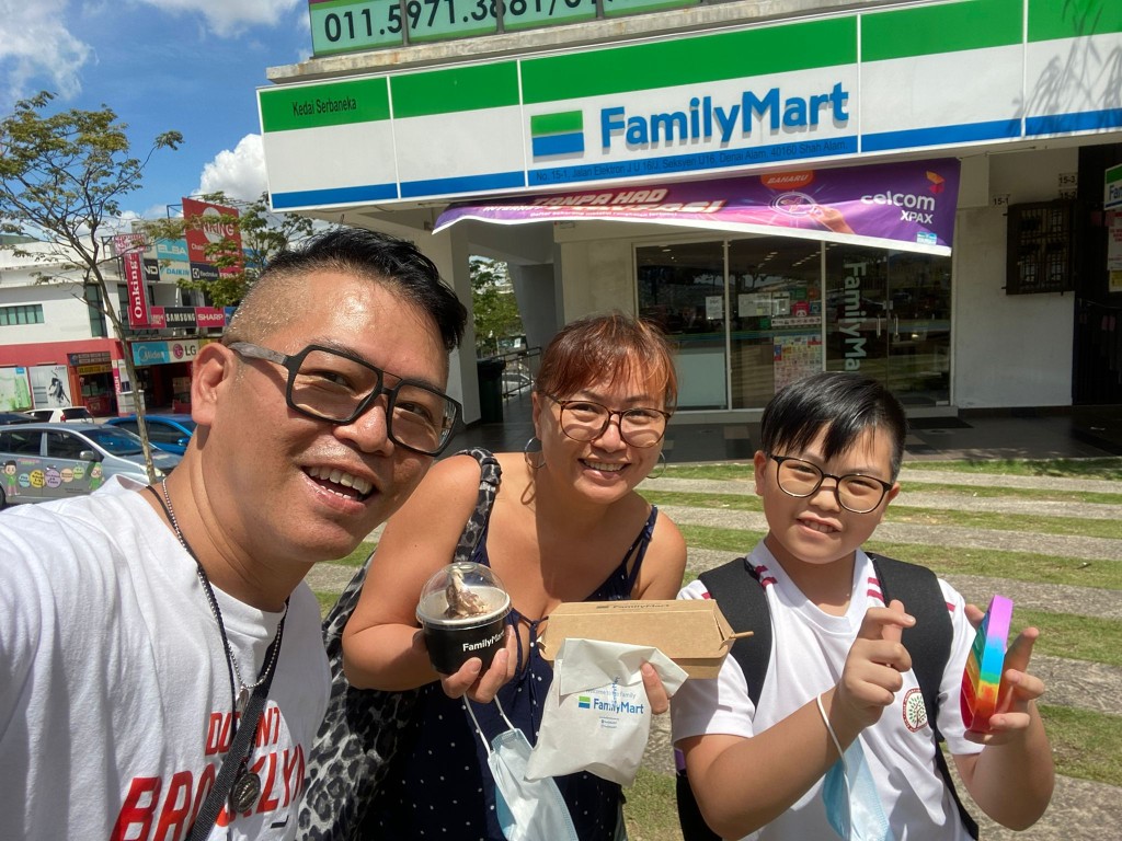Jackie(中)認為移民後,一家人多了很多親子時間。 Jackie(中)認為移民後,一家人多了很多親子時間。