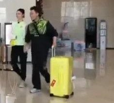 近日有網民拍到林峯與張馨月齊齊現身內地酒店。