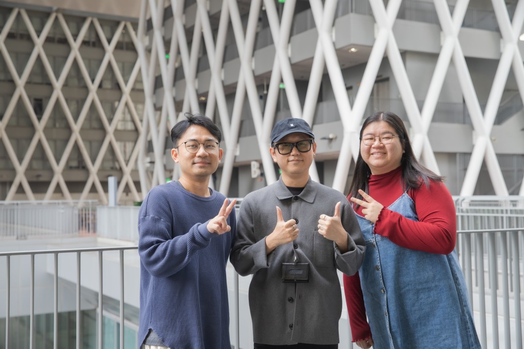 Ming與阿田訪問當日巧遇昔日導師Ken（中）。