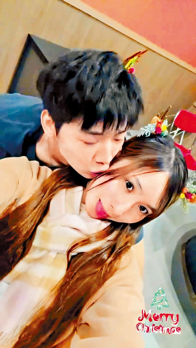 去年「擠牙膏式」流出親密相片,A0女神形象破滅。 去年「擠牙膏式」流出親密相片,A0女神形象破滅。