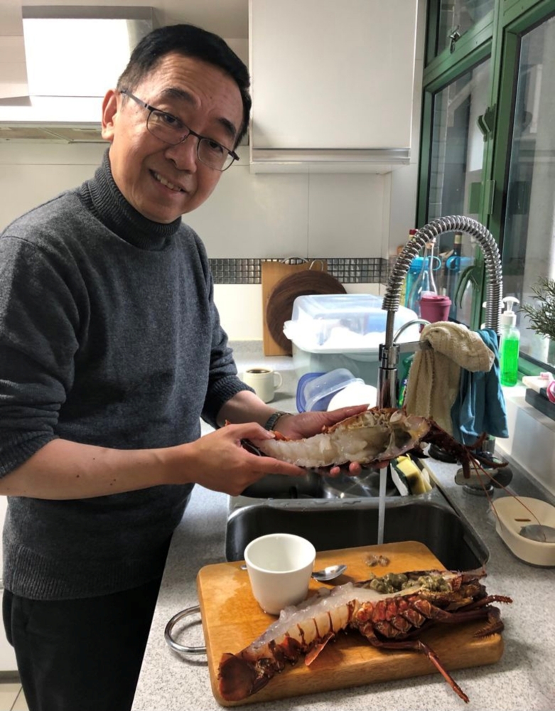 梁兆基愛入廚，因為集中精神烹飪時能有助減壓。