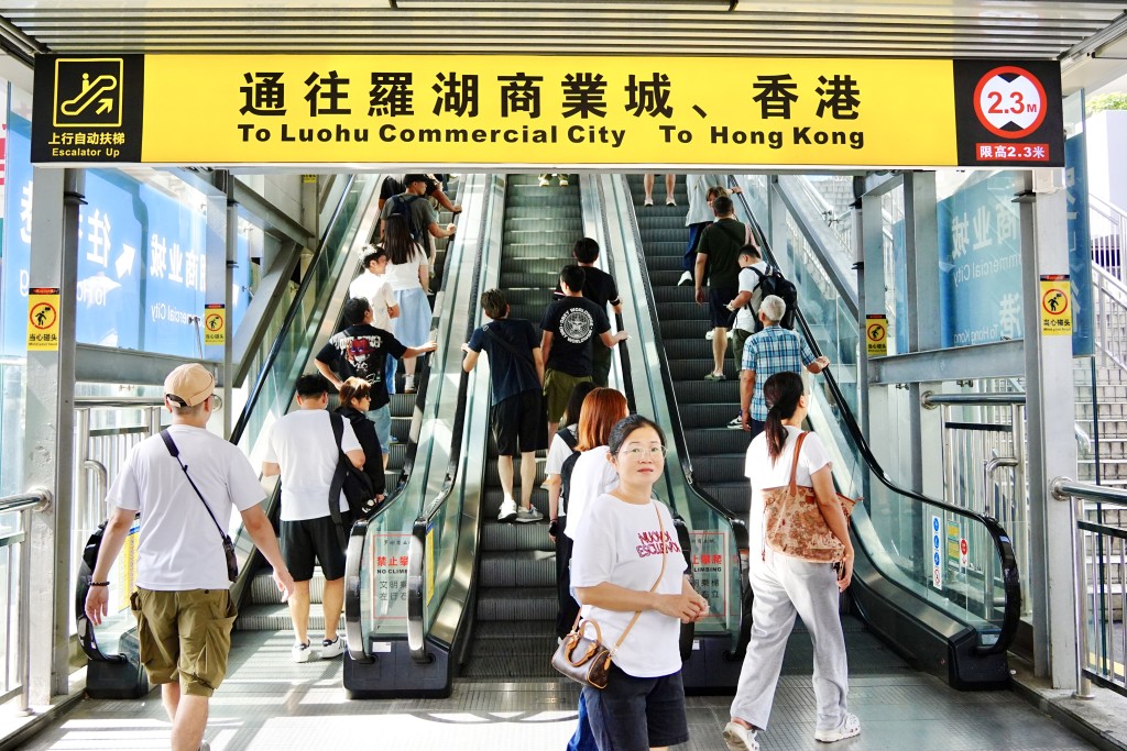 深圳炎熱亦無阻港人北上消費。 深圳炎熱亦無阻港人北上消費。