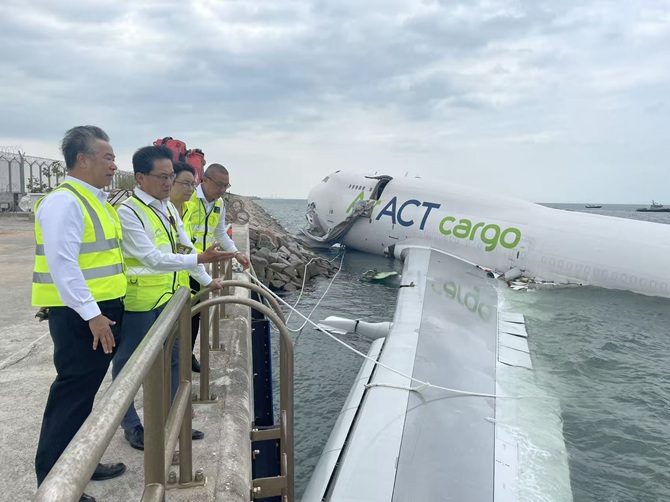 機管局主席林天福(左二)在機管局行政總裁張李佳蕙(右二)、機管局機場運行執行總監姚兆聰 (右一)及機場保安有限公司行政總裁張德強(左一)陪同下,昨日視察事故現場。機管局圖片 機管局主席林天福(左二)在機管局行政總裁張李佳蕙(右二)、機管局機場運行執行總監姚兆聰 (右一)及機場保安有限公司行政總裁張德強(左一)陪同下,昨日視察事故現場。機管局圖片
