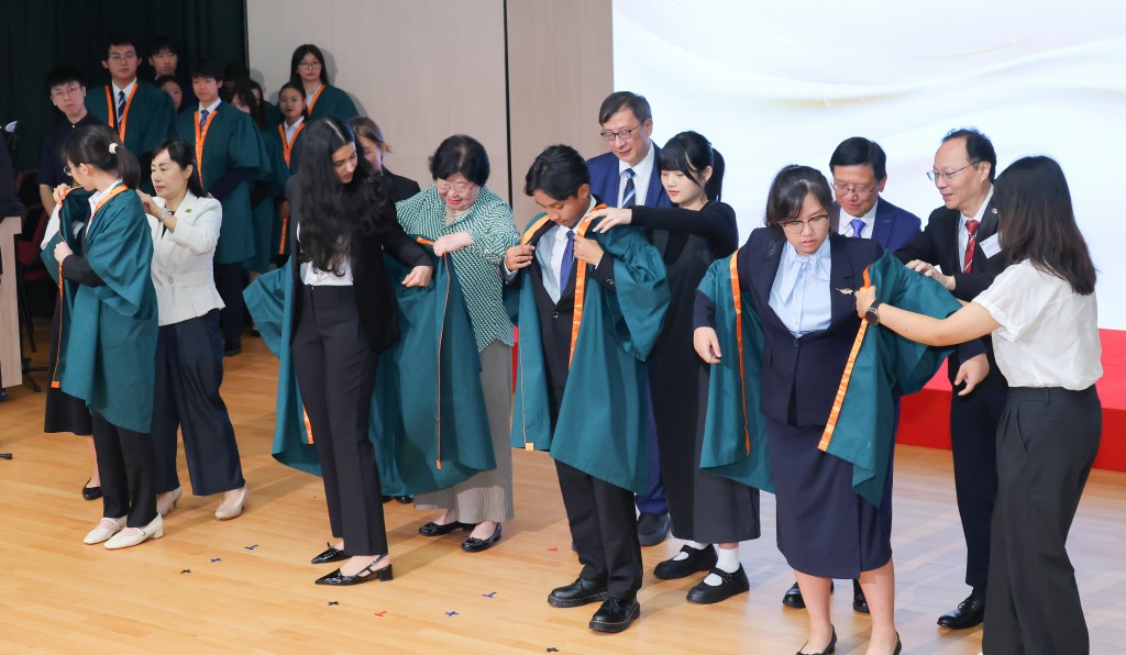 主礼嘉宾为即将加入荣誉学院的20名学生授袍。 主礼嘉宾为即将加入荣誉学院的20名学生授袍。