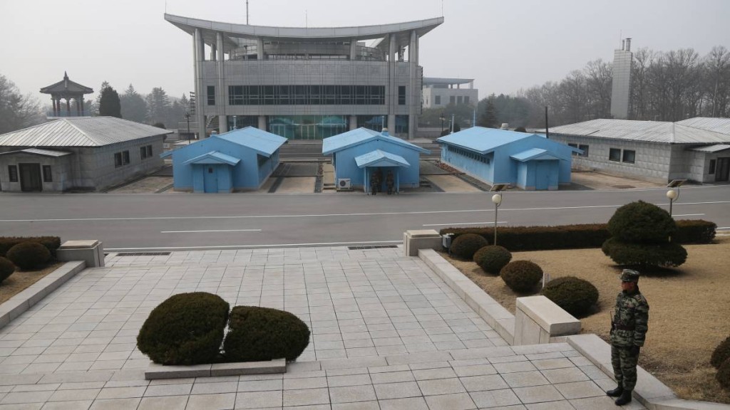 北韩板门店共同警备区内的军事分界线和附近建筑。(新华社)