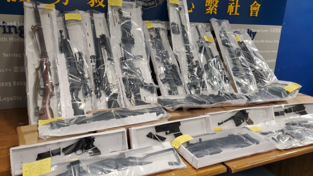 警方檢獲14支懷疑氣槍。警方圖片
